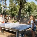 Huttopia Oleron Les Pins مكان تخييم