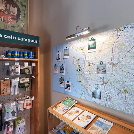 Huttopia Oleron Les Pins キャンプ場 3*